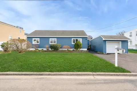 33 E Seacrest Ave, Lindenhurst, NY 11757