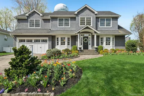 155 Bengeyfield Dr, North Hempstead, NY 11596
