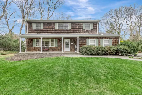 27 Richie Ct N, Saint James, NY 11780
