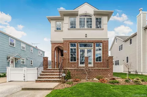 813 5th Ave, North Hempstead, NY 11040