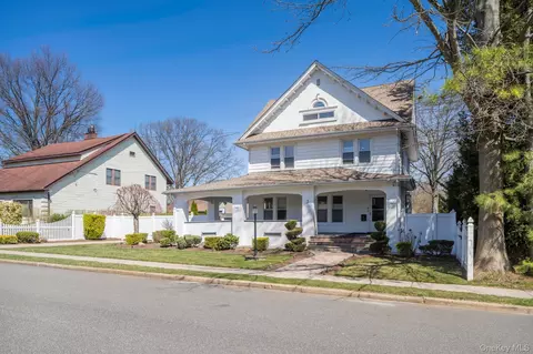 3 Columbia St, North Hempstead, NY 11590