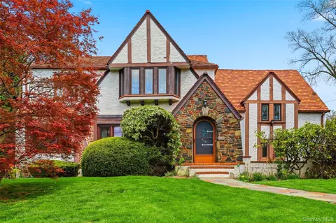 930 Grant Ave, Pelham, NY 10803