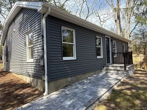 2288 River Rd, Calverton, NY 11933