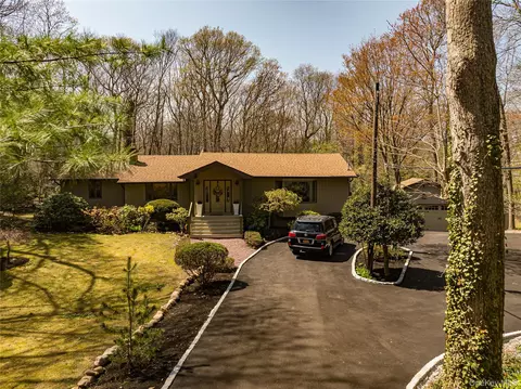 6 Maplewood Dr, Northport, NY 11768