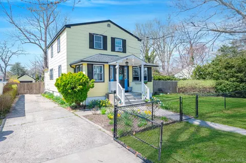 326 Litchfield Ave, Babylon, NY 11702