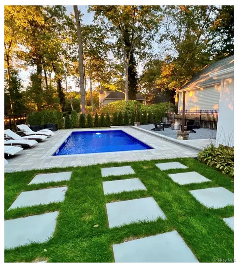 23 Grove St, Cold Spring Harbor, NY 11724