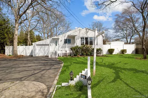 1255 Udall Rd, Bay Shore, NY 11706