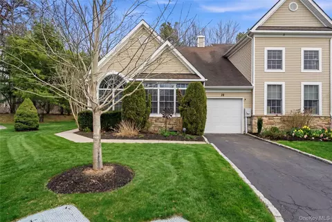 32 Eagle Cir, Bohemia, NY 11716