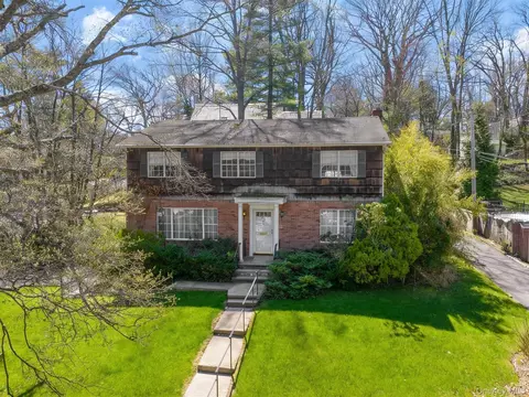240 Shoreward Dr, North Hempstead, NY 11021