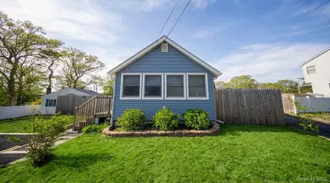 415 Locust Dr, Rocky Point, NY 11778