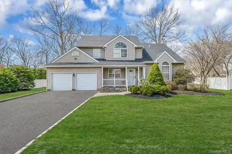 92 Old Selden Stage Rd, Selden, NY 11784