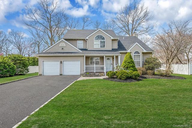 92 Old Selden Stage Rd, Selden, NY 11784