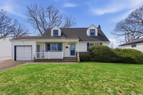 120 Willow St, Massapequa Park, NY 11762