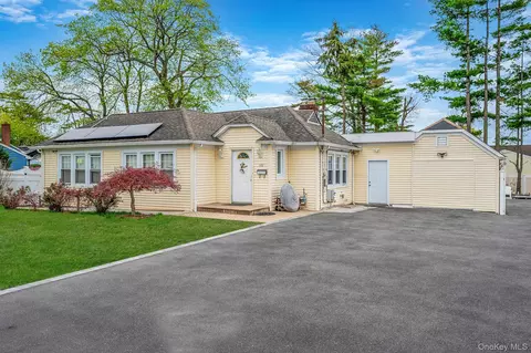 122 Mckinley St, Brentwood, NY 11717