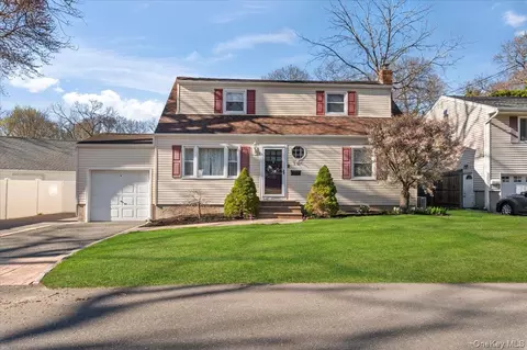 10 Maple Rd, Huntington Station, NY 11746