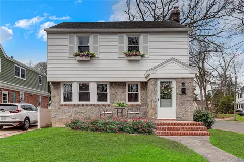 31 Carol St, Lynbrook, NY 11563