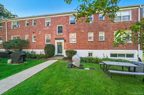 31 Fieldstone Dr #D1, Greenburgh, NY 10530