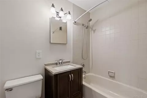 Bath - 560 Halstead Ave #3B, Harrison, NY 10528 photo 1 of 2