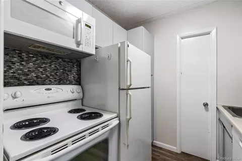 Kitchen - 560 Halstead Ave #3B, Harrison, NY 10528 photo 2 of 2