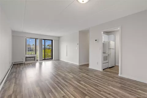 Living - 560 Halstead Ave #3B, Harrison, NY 10528 photo 1 of 3