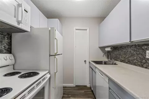 Kitchen - 560 Halstead Ave #3B, Harrison, NY 10528 photo 1 of 2