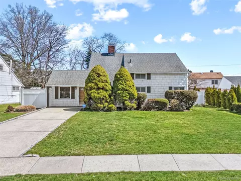 170 Scooter Ln, Hicksville, NY 11801