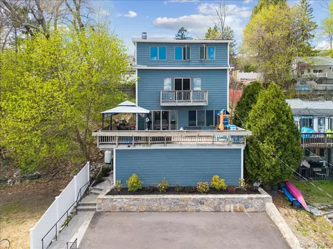 155 W Lakeshore Dr, Kent, NY 10512