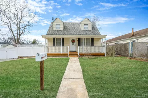 72 Crown St, Deer Park, NY 11729