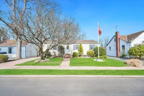 238 Centre Ave, Lindenhurst, NY 11757
