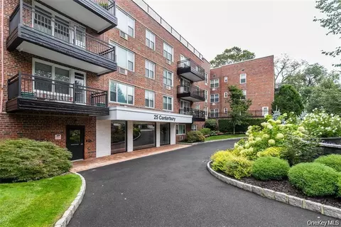 25 Canterbury Rd #2F, North Hempstead, NY 11021