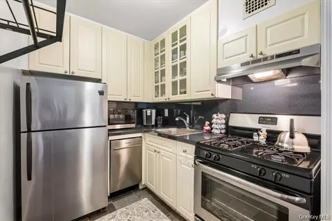 33 Barker Ave #2J, White Plains, NY 10601