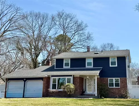 8 Chauncey Ln, Coram, NY 11727