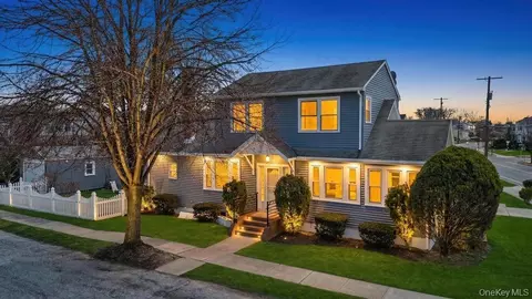 24 W Dover St, Valley Stream, NY 11580