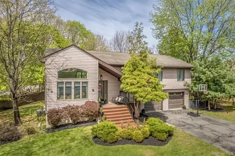 1 San Giacomo Dr, New Windsor, NY 12553