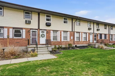 304 Parr Meadow Dr #3D, Newburgh, NY 12550