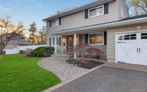 19 Shelton Ct, Commack, NY 11725