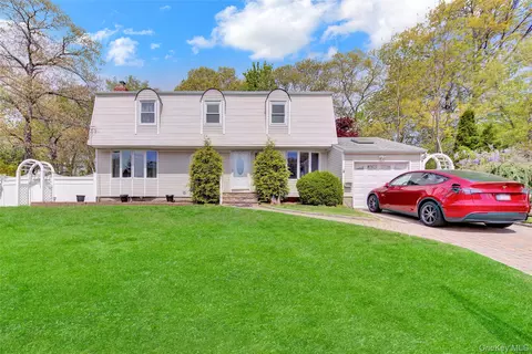 11 Hollo Dr, Holbrook, NY 11741