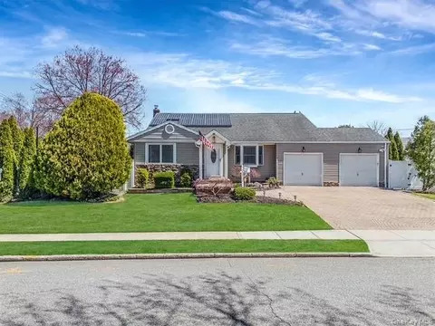 581 Roosevelt Ave, Massapequa Park, NY 11762