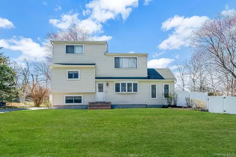 26 Carl St, Lake Ronkonkoma, NY 11779