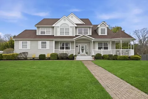 5 Landings Ln, Brookhaven, NY 11772