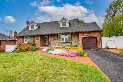 14 Grover Ln, East Northport, NY 11731