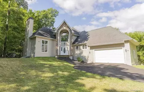 21 Huyler Dr, Hyde Park, NY 12538