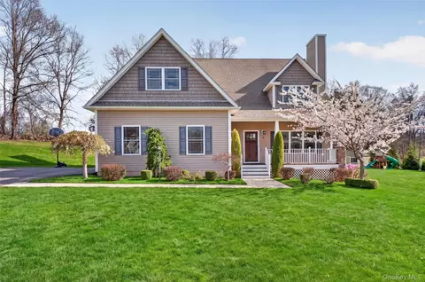 11 Country Gln, Fishkill, NY 12524