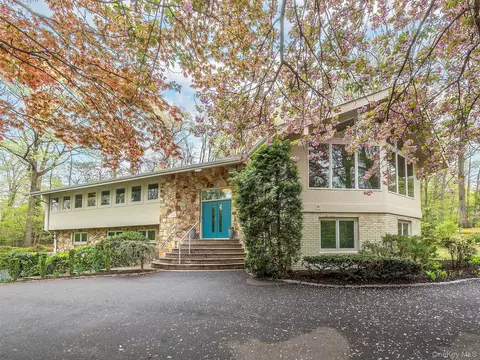 7 Southeast Rd, North Hempstead, NY 11050