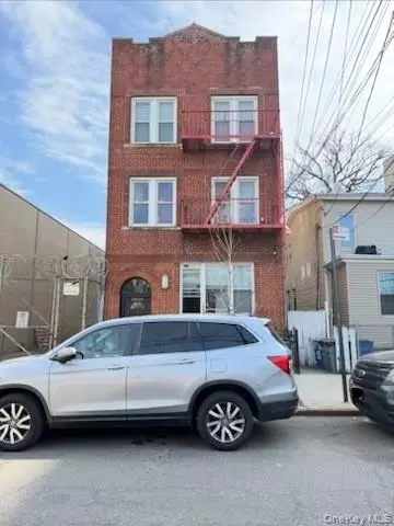 100-04 Spruce St, New York, NY 10038