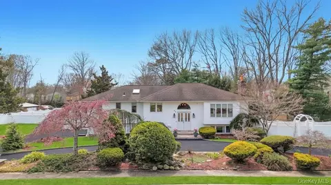 65 Pine Hill Ln, Dix Hills, NY 11746