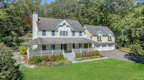 8 Douglas Dr, Lewisboro, NY 10590