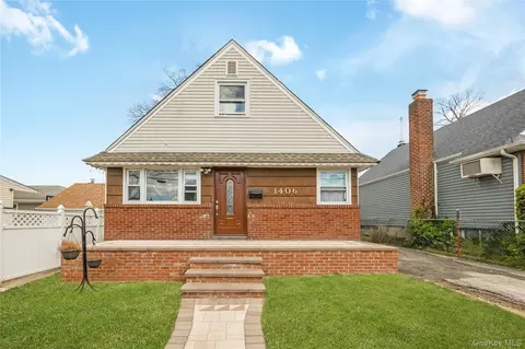 1406 M St, Elmont, NY 11003