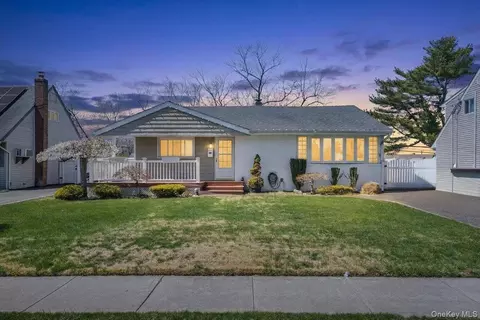 18 Seitz Dr, Bethpage, NY 11714