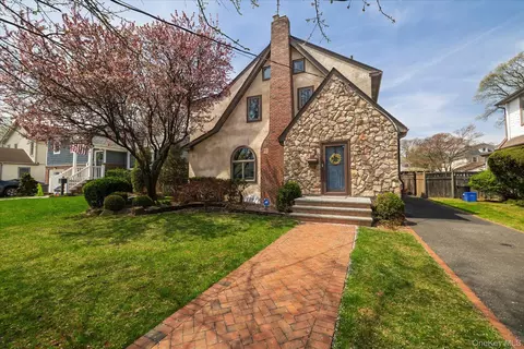 96 Southard Ave, Rockville Centre, NY 11570